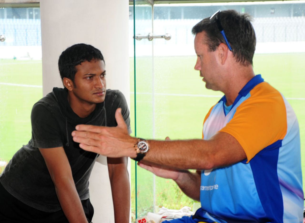 Bangladesh captain Shakib Al Hasan and coach Stuart Law have a chat, Mirpur, July 22, 2011