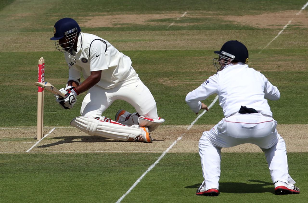 Abhinav Mukund loses his balance after being struck on the grille, England v India, 1st Test, Lord's, 3rd day, July 23, 2011