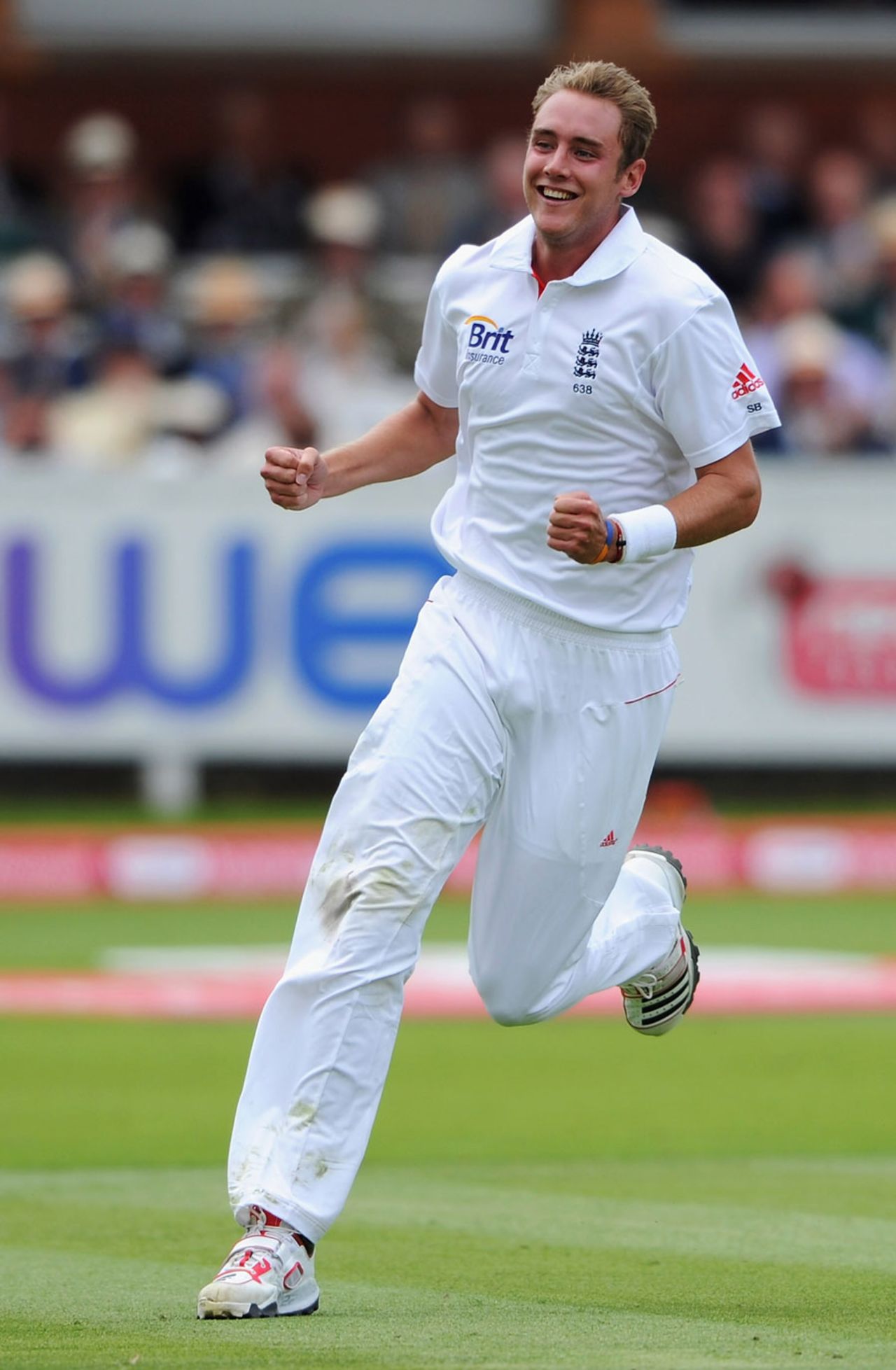 Stuart Broad celebrates Abhinav Mukund's dismissal, England v India, 1st Test, Lord's, 3rd day, July 23, 2011