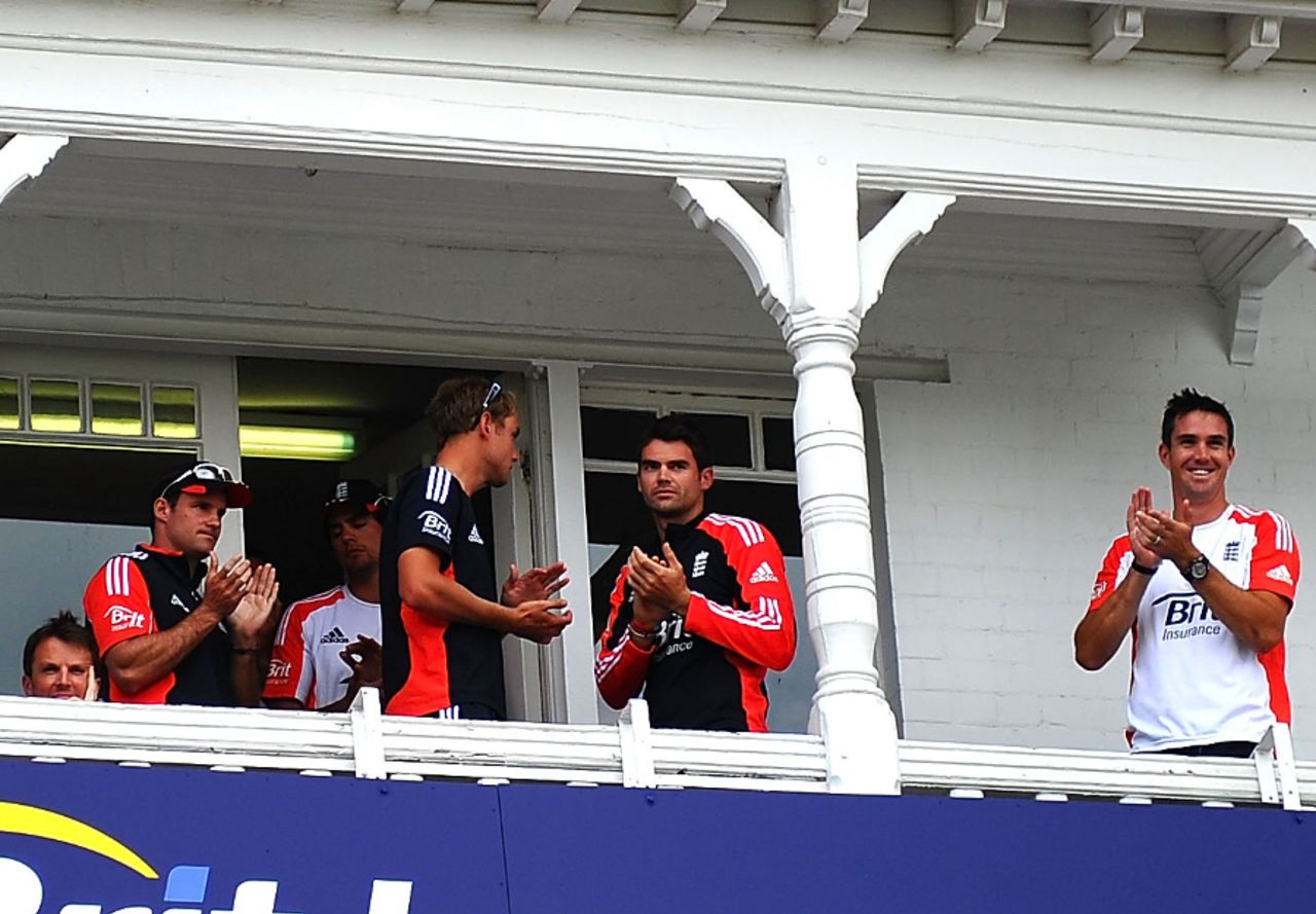 The England team applaud India's decision to reinstate Ian Bell, England v India, 2nd npower Test, Trent Bridge, 3rd day, July 31, 2011