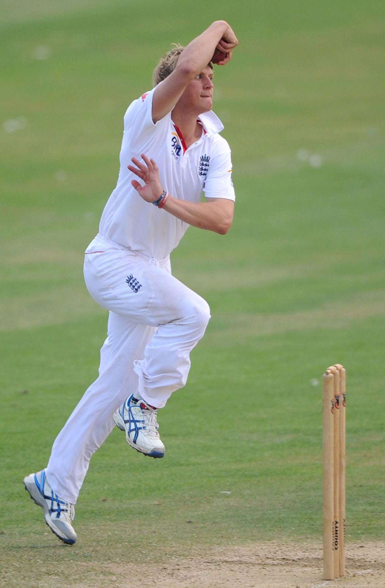 Scott Borthwick gets into his delivery stride, England Lions v Sri Lanka A, Scarborough, August 3, 2011