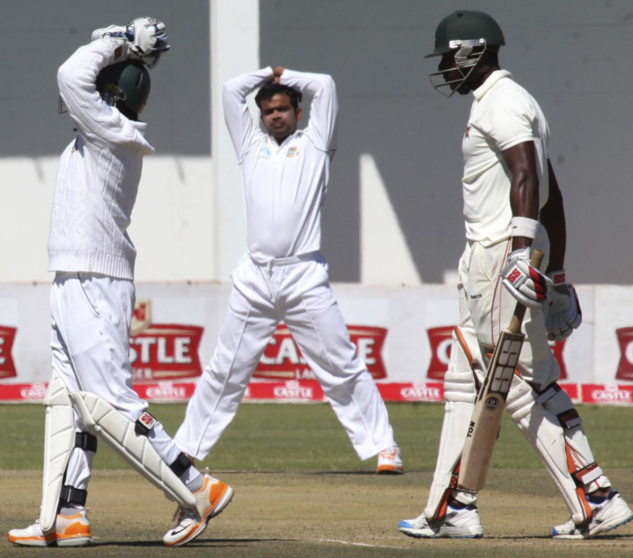 Bangladesh react after Abdur Razzak troubles Vusi Sibanda, Bangladesh v Zimbabwe, only Test, Harare, 1st day, August 4, 2011