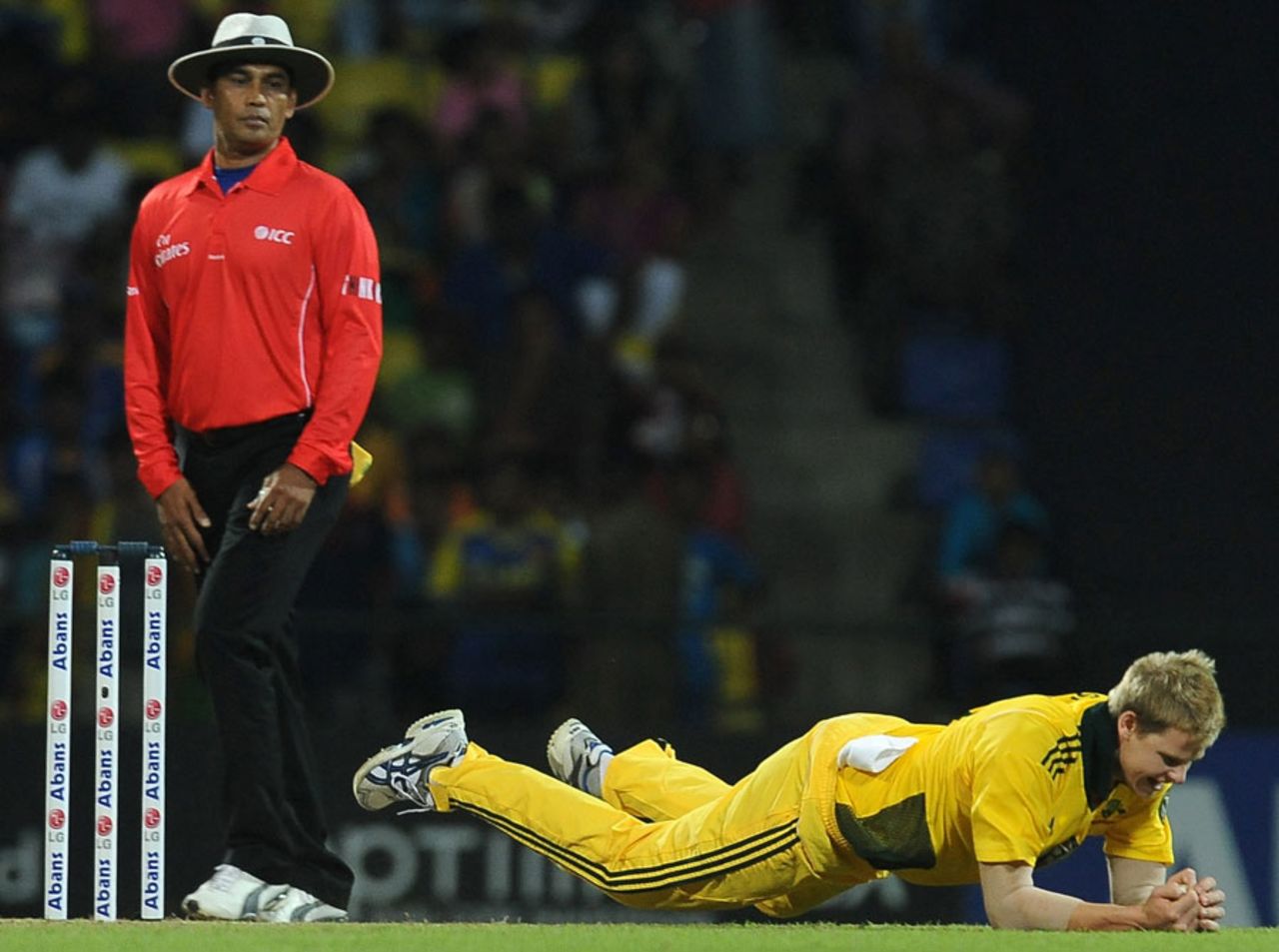Steven Smith takes a sharp return catch to dismiss Dinesh Chandimal, Sri Lanka v Australia, 2nd Twenty20, Pallekele, August 8, 2011
