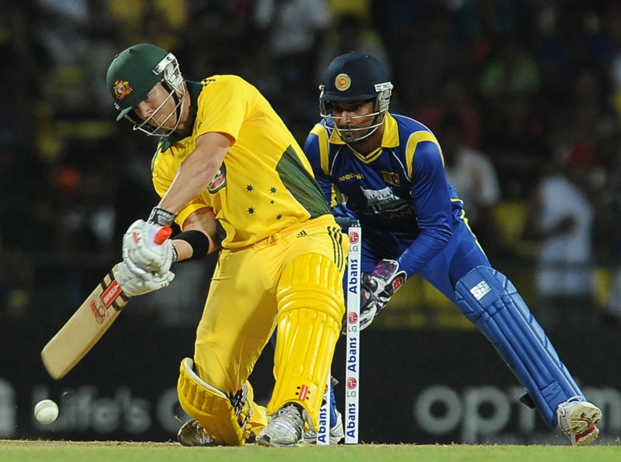 David Warner momentarily turns into a right-hand batsman and smashes four through 'extra-cover', Sri Lanka v Australia, 2nd Twenty20, Pallekele, August 8, 2011