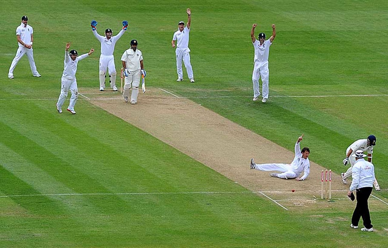 Graeme Swann runs out Sachin Tendulkar off a straight drive from MS Dhoni, England v India, 3rd Test, Edgbaston, 4th day, August 13, 2011