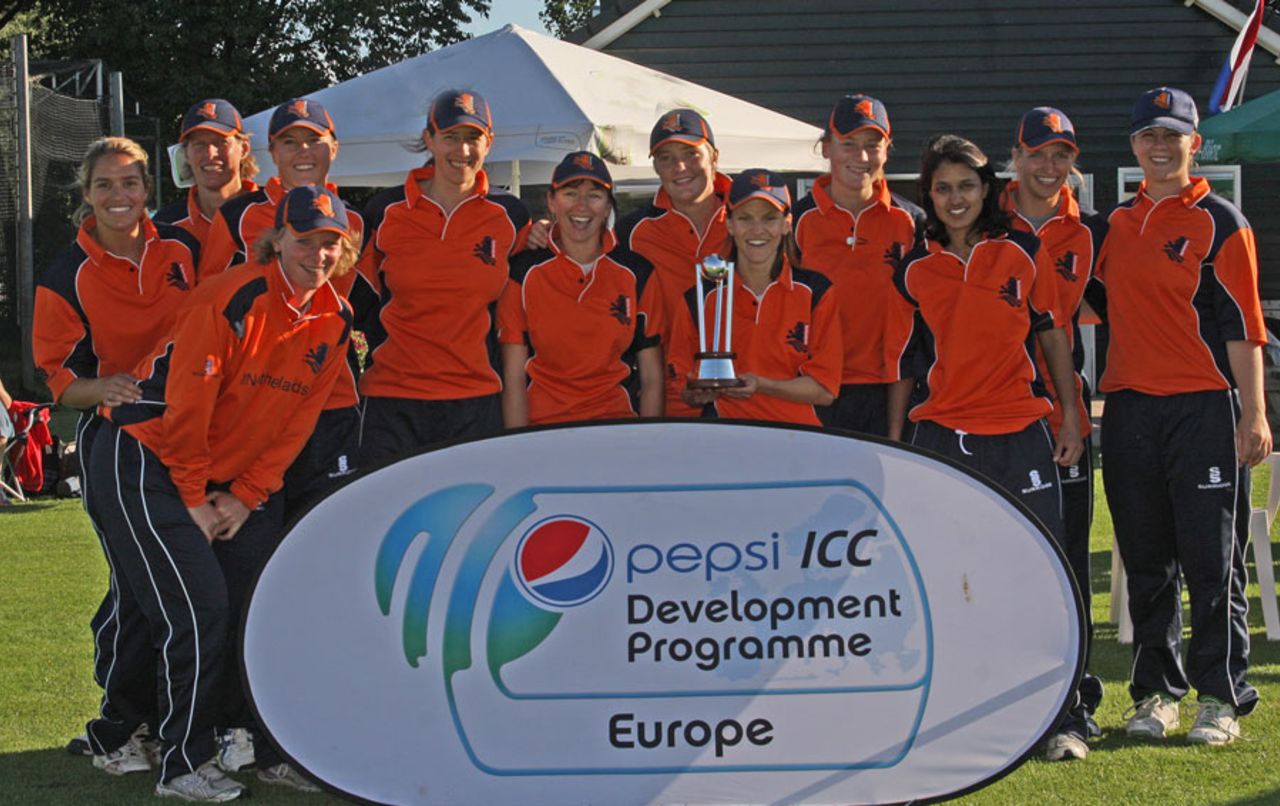 Netherlands pose with the European women's Twenty20 championship title, Utrecht, August 15, 2011