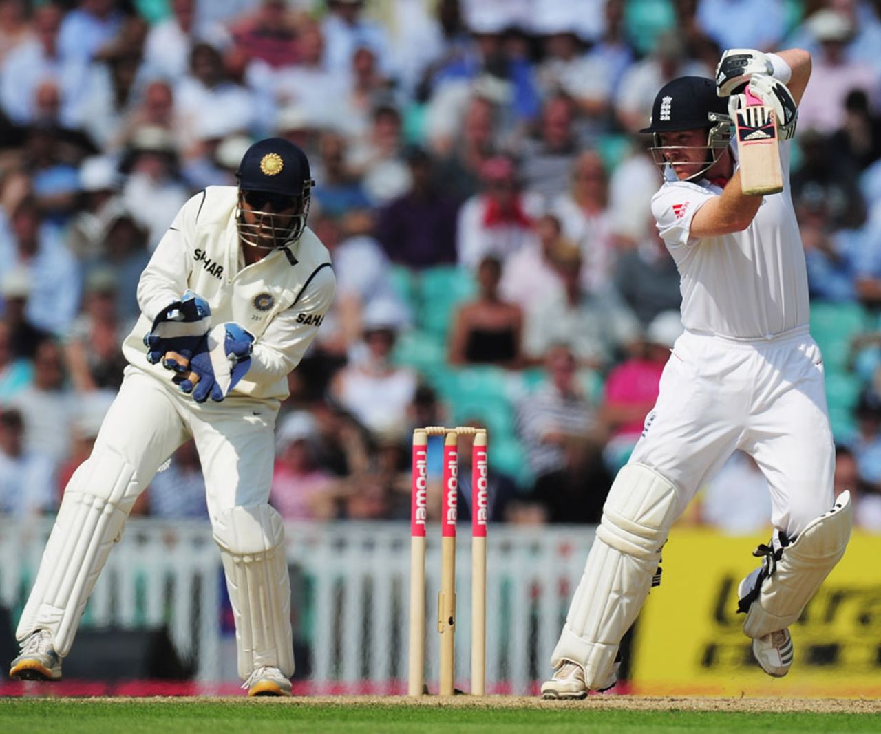 Ian Bell punches off the back foot, England v India, 4th Test, The Oval, 2nd day, August 19, 2011