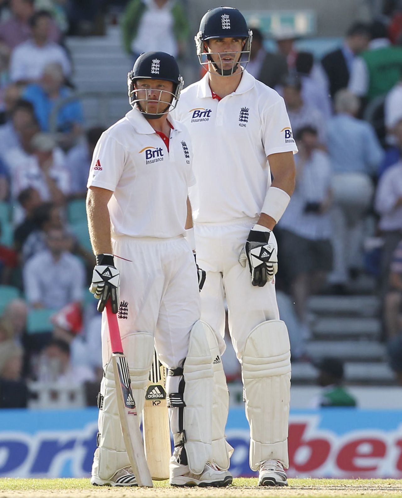 Ian Bell and Kevin Pietersen have a chat during their partnership, England v India, 4th Test, The Oval, 2nd day, August 19, 2011