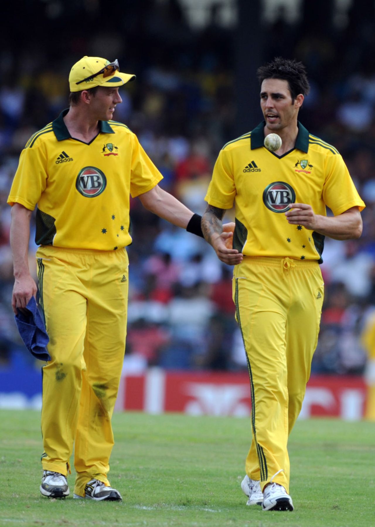 Brett Lee and Mitchell Johnson have a chat, Sri Lanka v Australia, 4th ODI, R Premadasa Stadium, Colombo, August 20, 2011
