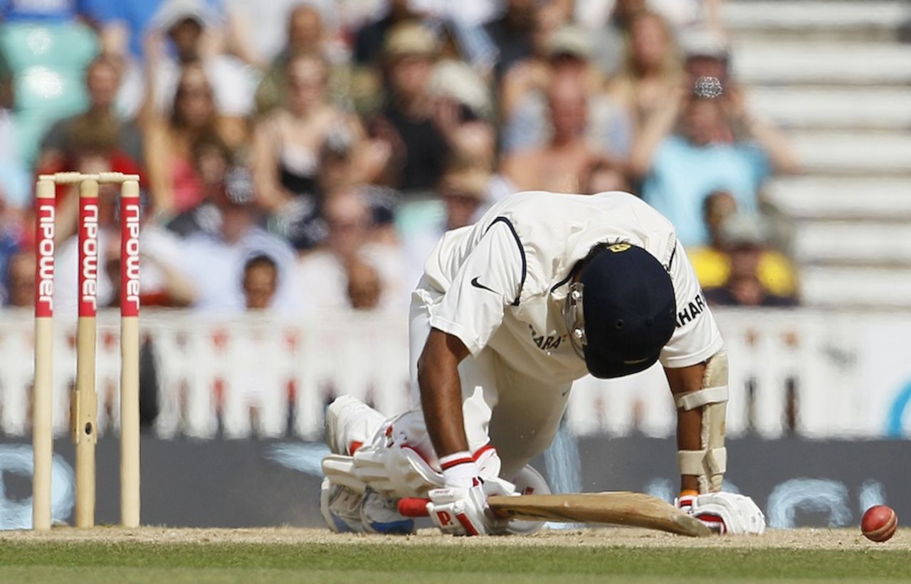 Amit Mishra falls after getting hit above the knee, England v India, 4th Test, The Oval, 5th day, August 22, 2011