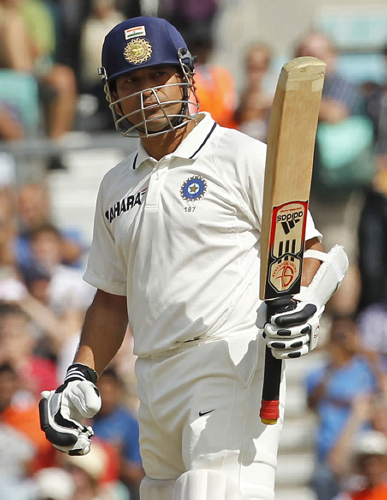 Sachin Tendulkar acknowledges the applause on getting to a fifty, England v India, 4th Test, The Oval, 5th day, August 22, 2011