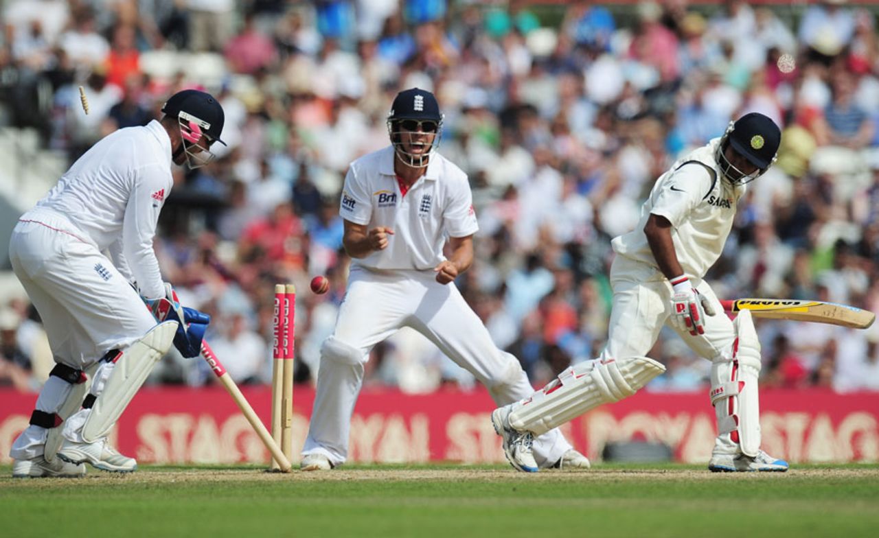Amit Mishra is bowled by Graeme Swann, the start of India's collapse, England v India, 4th Test, The Oval, 5th day, August 22, 2011