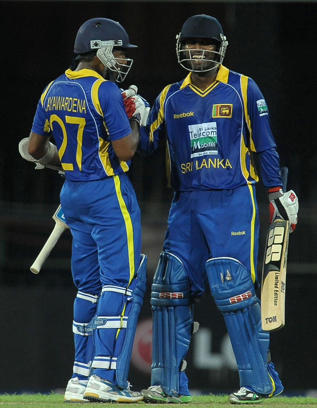 Mahela Jayawardene and Chamara Silva have a chat, Sri Lanka v Australia, 5th ODI, Colombo, August 22, 2011