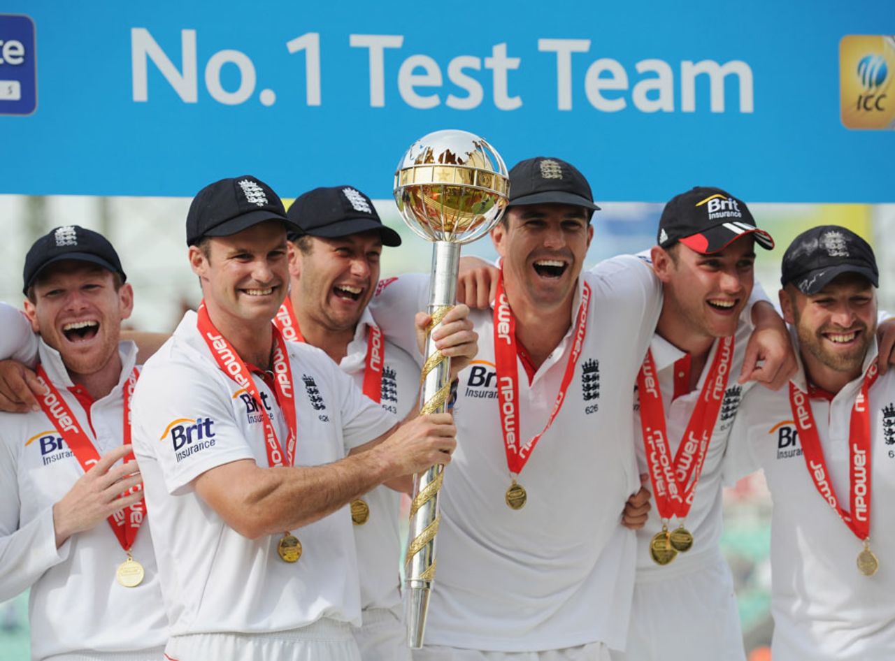 Andrew Strauss and his mates celebrate with the World No. 1 mace, England v India, 4th Test, The Oval, 5th day, August 22, 2011