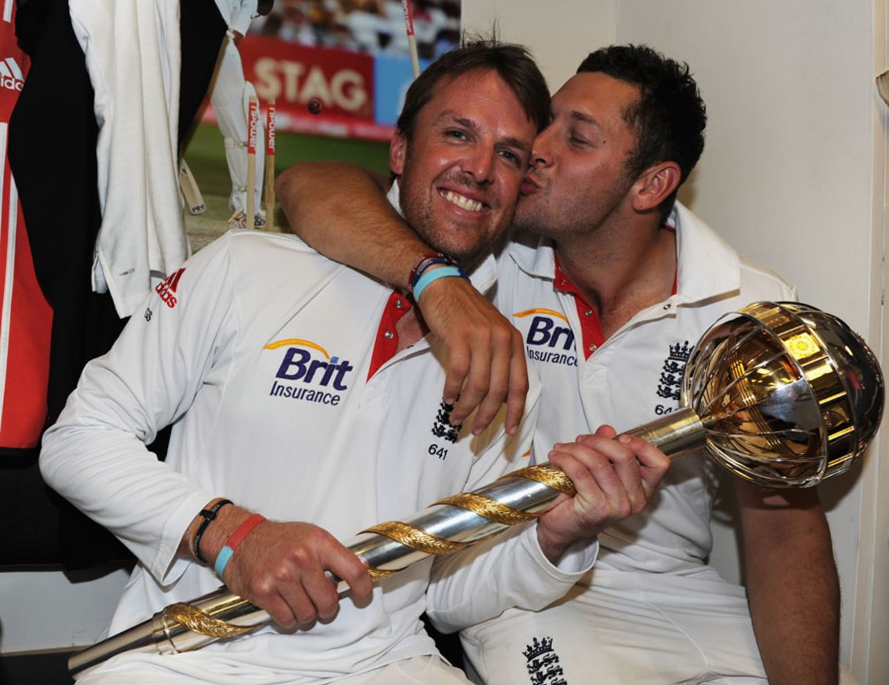 Graeme Swann and Tim Bresnan underline how closely knit the English side is, England v India, 4th Test, The Oval, 5th day, August 22, 2011