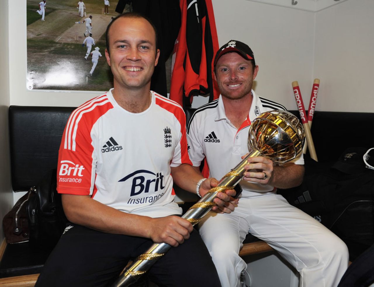 Jonathan Trott and Ian Bell get their hands on the mace, England v India, 4th Test, The Oval, 5th day, August 22, 2011