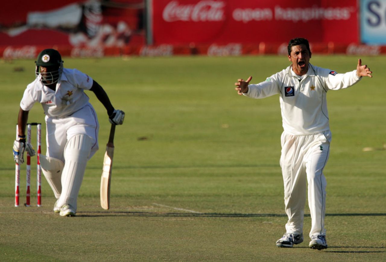 Junaid Khan appeals unsuccessfully for the wicket of Tino Mawoyo, Zimbabwe v Pakistan, only Test, Bulawayo, 1st day, September 1, 2011