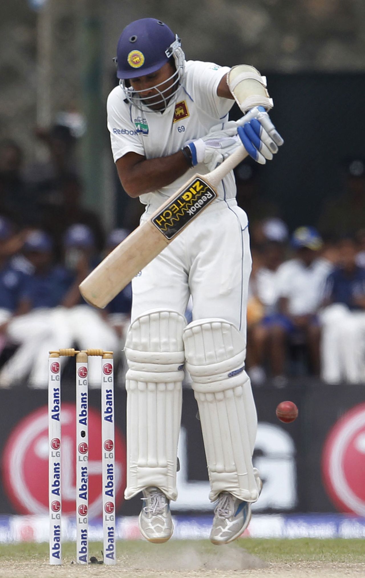 Mahela Jayawardene keeps the short ball down, Sri Lanka v Australia, 1st Test, Galle, 4th day, September 3, 2011
