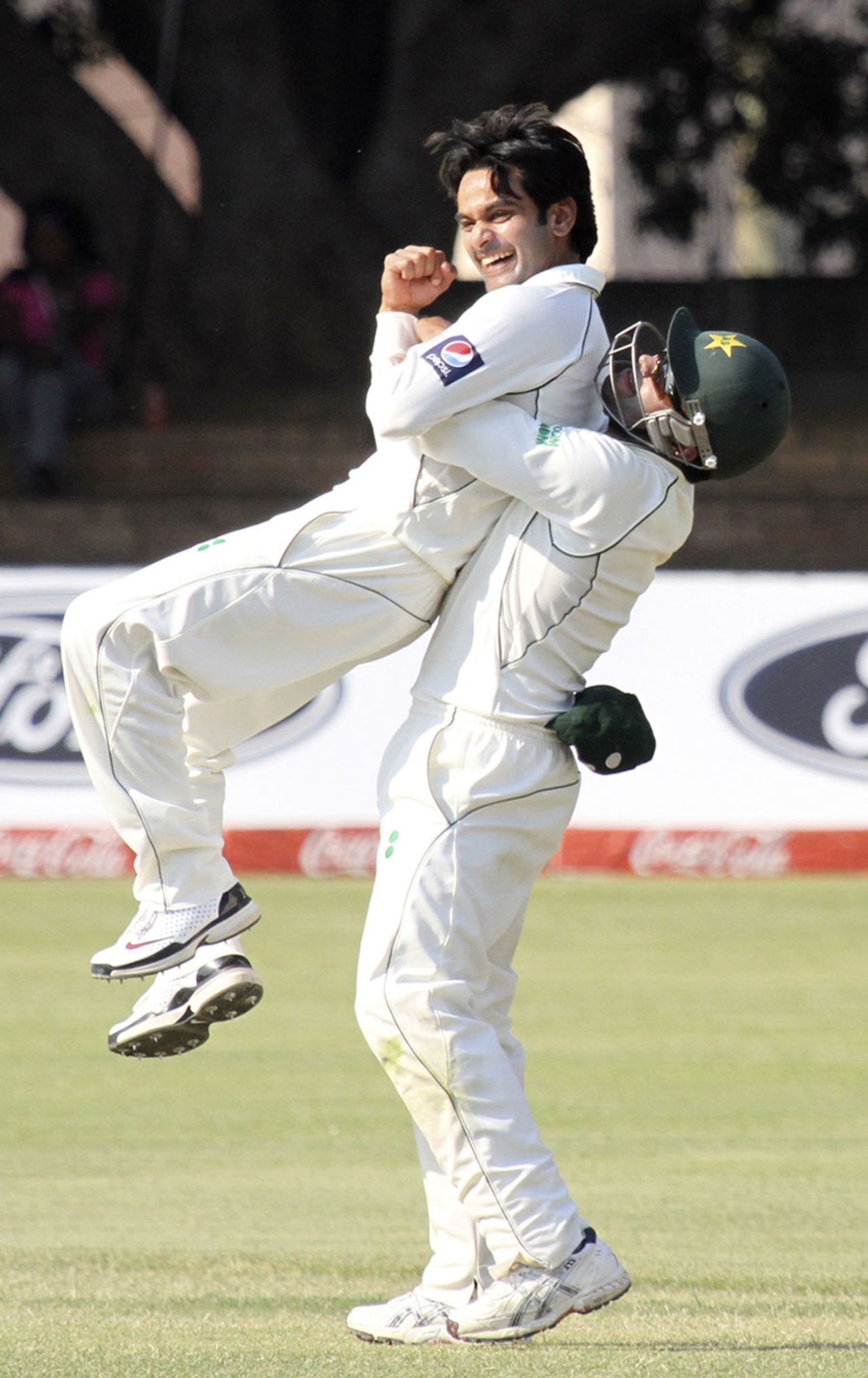 Mohammad Hafeez carved up Zimbabwe's line-up to his team-mate's delight, Zimbabwe v Pakistan, only Test, 4th day, Bulawayo, September 4, 2011