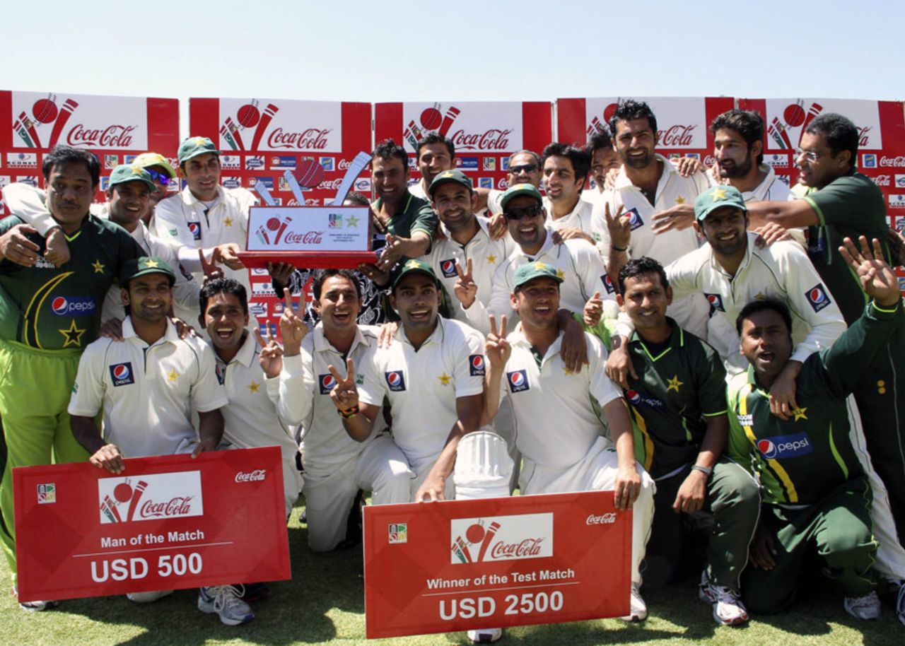 The victorious Pakistan side strikes a winning pose, Zimbabwe v Pakistan, only Test, 5th day, Bulawayo, September 5, 2011