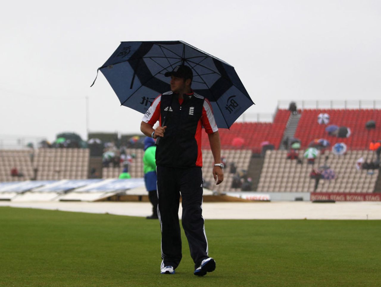 Tim Bresnan shelters himself from the rain, England v India, 2nd ODI, Rose Bowl, September 6, 2011