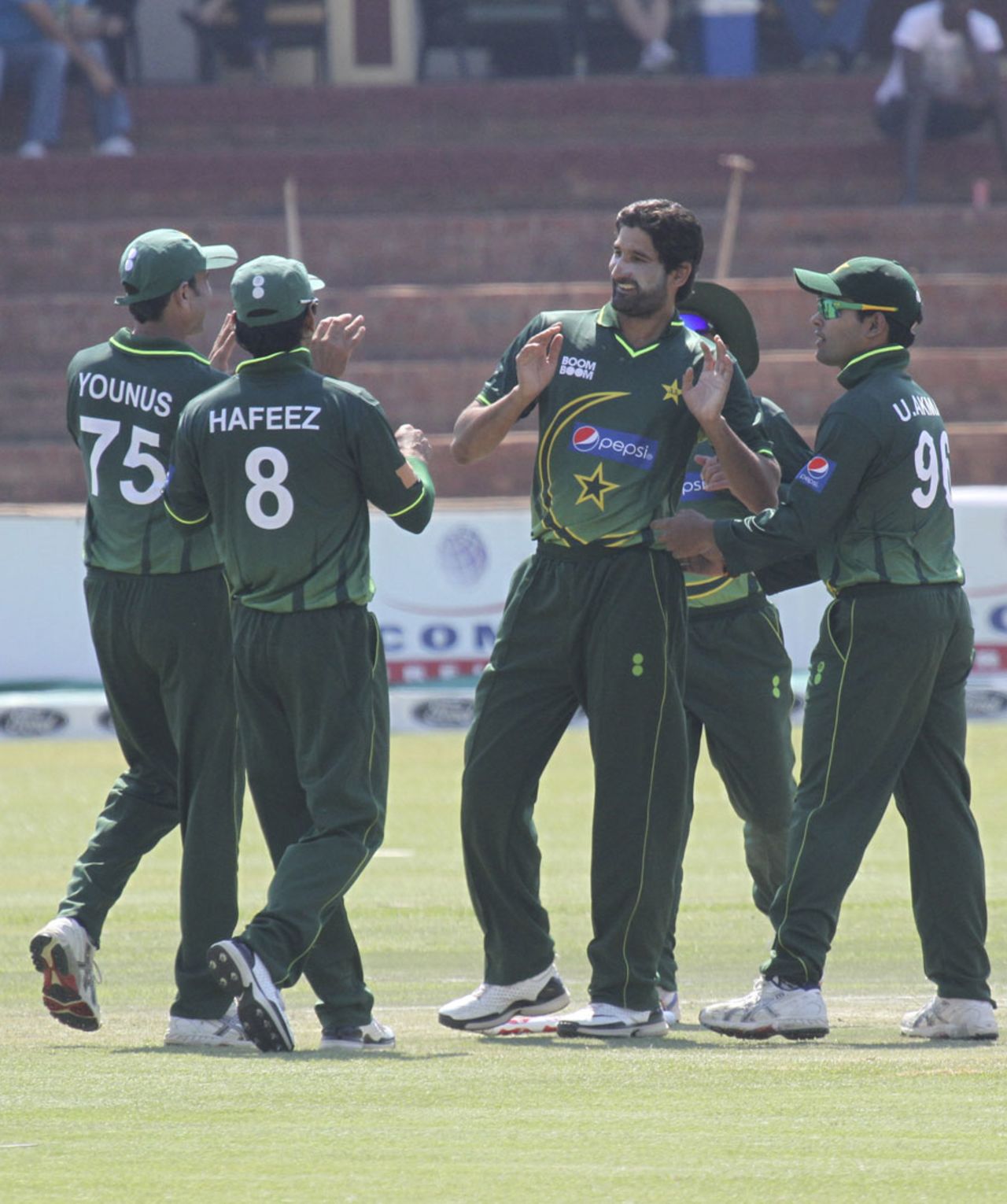 Pakistan get together after Chamu Chibhabha's dismissal, Zimbabwe v Pakistan, 1st ODI, Bulawayo, September 8, 2011