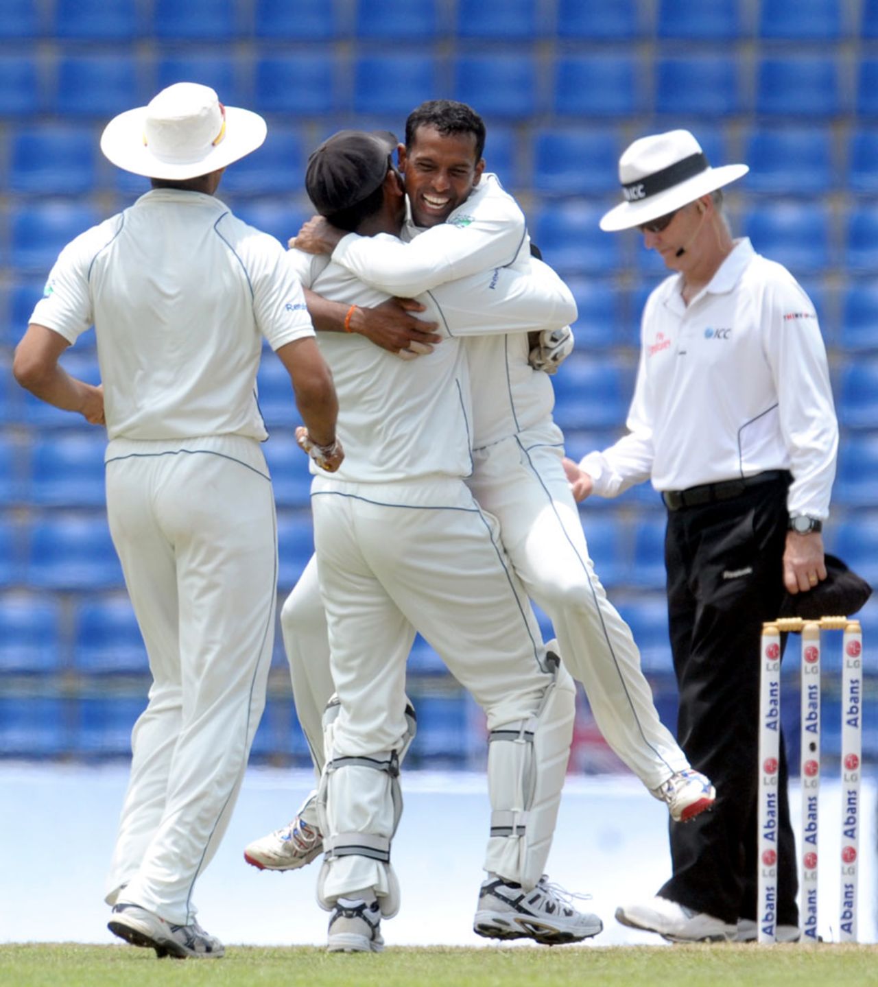 Thilan Samaraweera is thrilled after dismissing Michael Hussey, Sri Lanka v Australia, 2nd Test, Pallekele, 3rd day, September 10, 2011