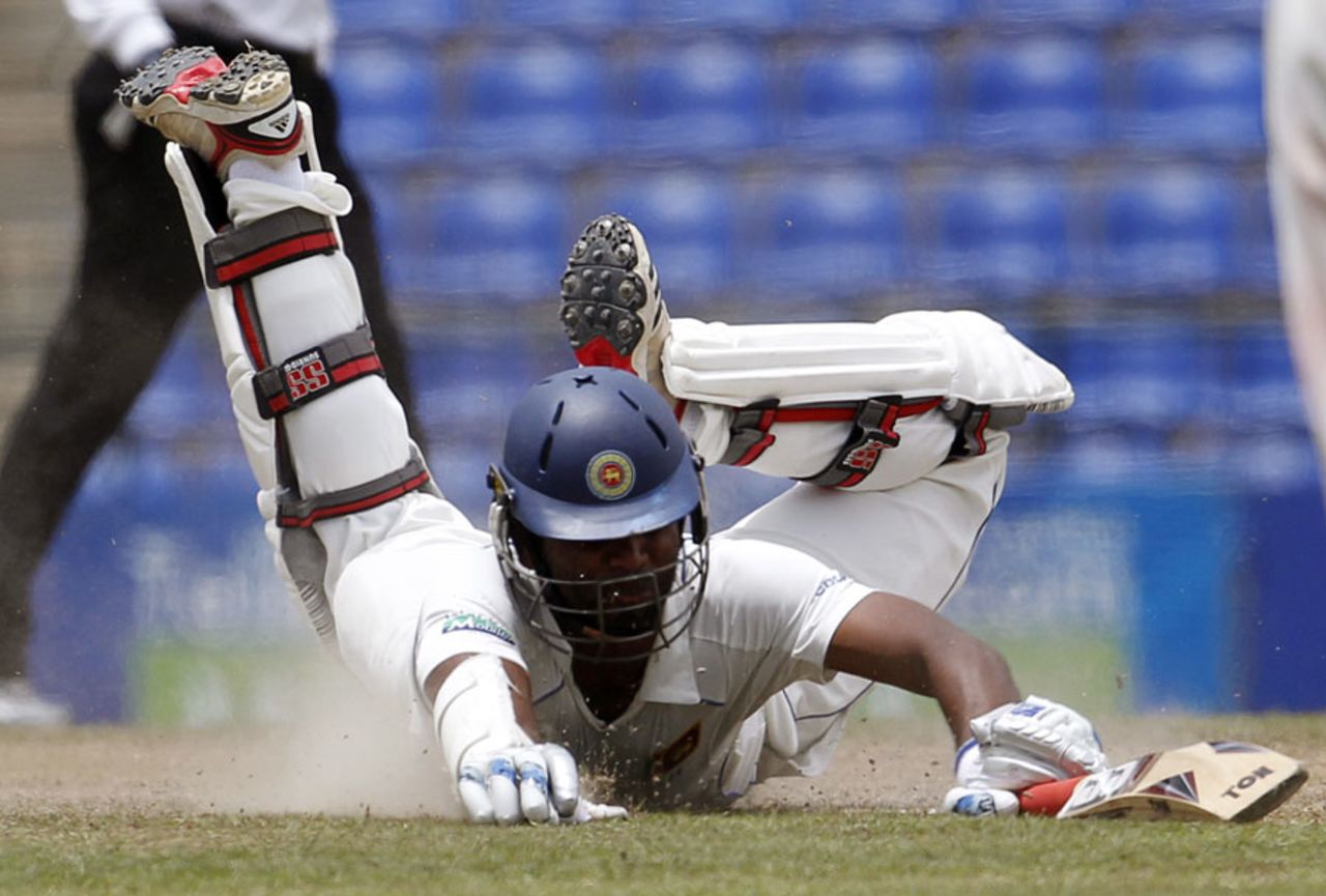 Tharanga Paranavitana puts in the dive, Sri Lanka v Australia, 2nd Test, Pallekele, 4th day, September 11, 2011