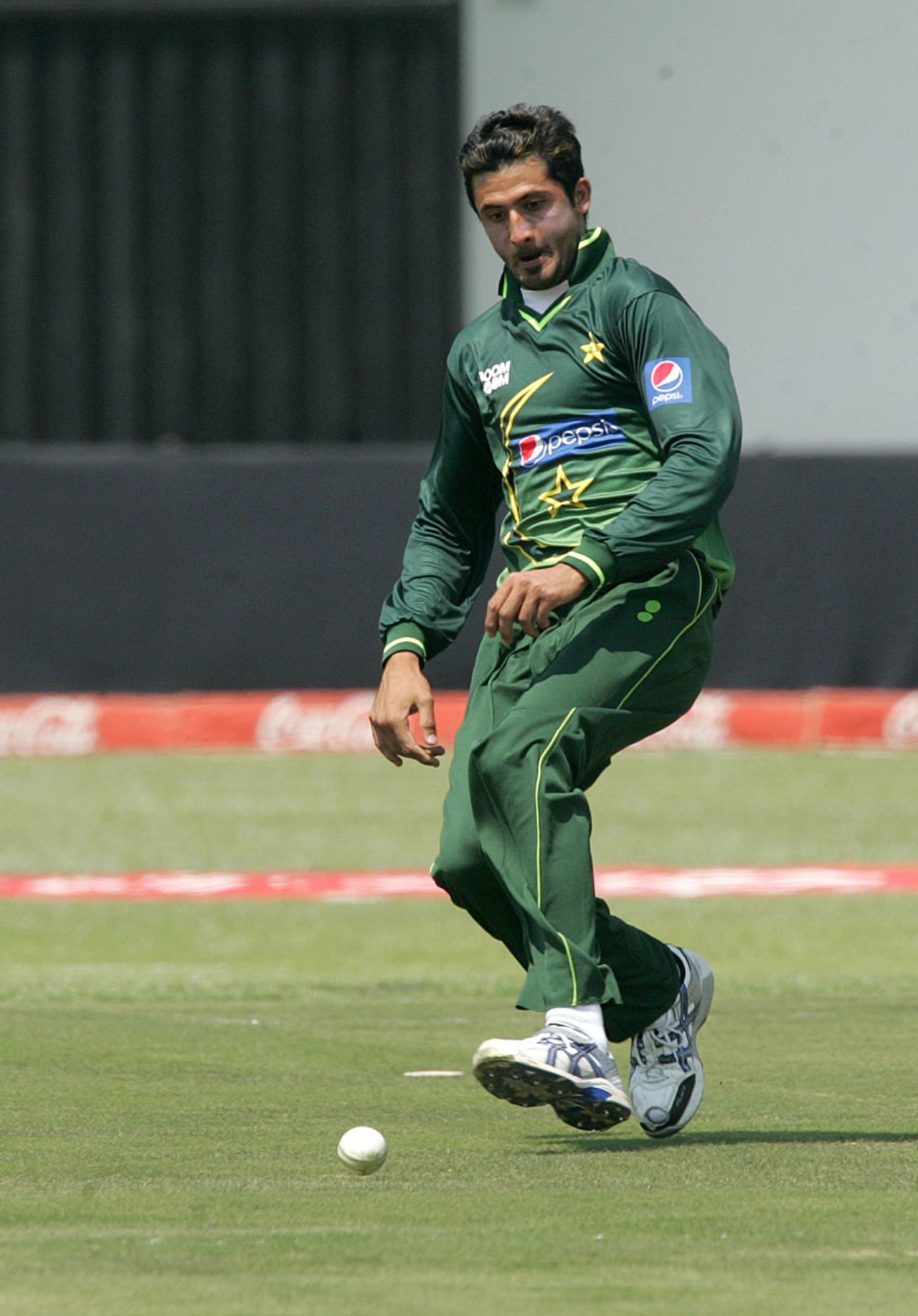 Junaid Khan chases after the ball, Zimbabwe v Pakistan, 2nd ODI, Harare, September 11, 2011 