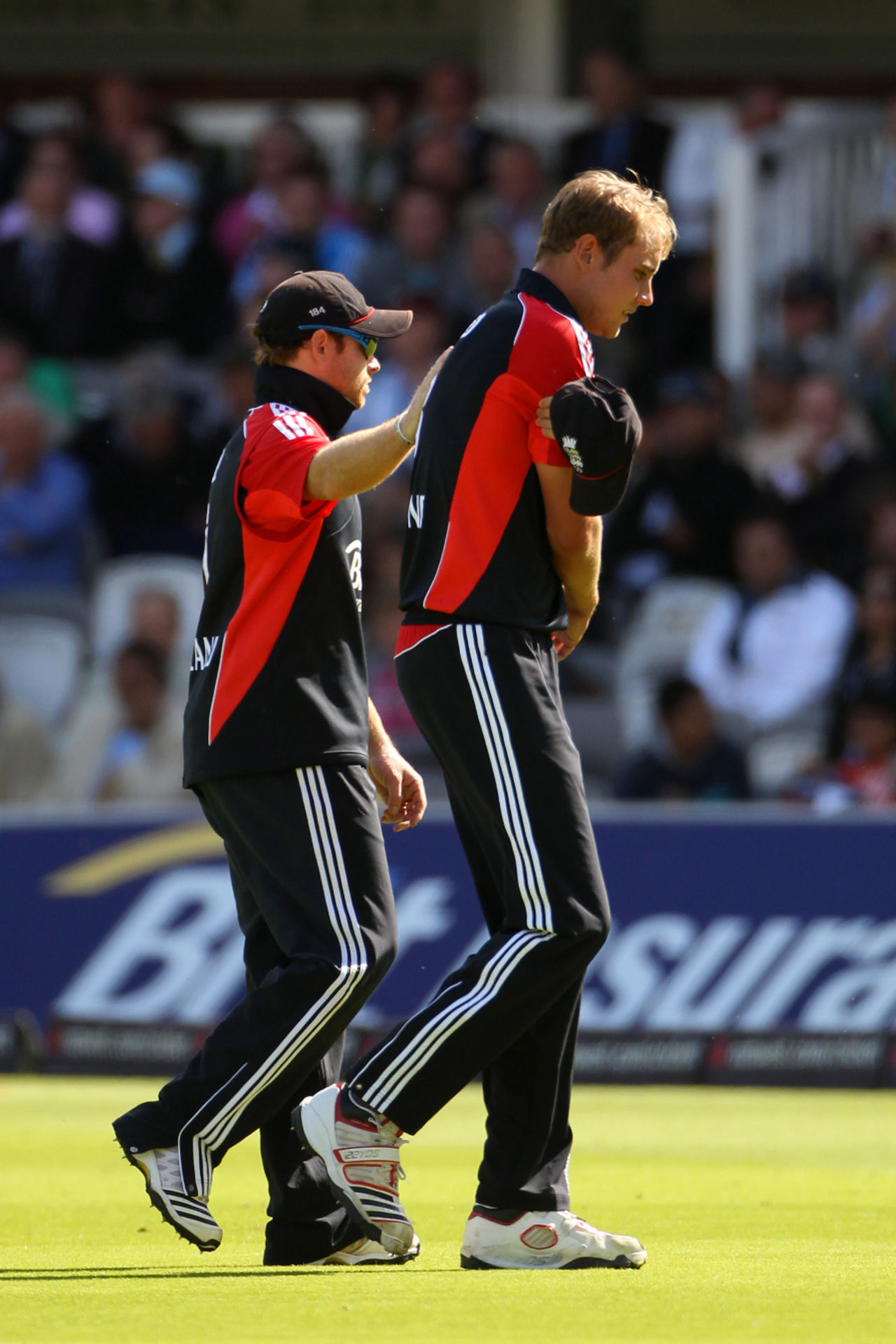 Stuart Broad leaves the field after injuring his arm, England v India, 4th ODI, Lord's, September 11, 2011