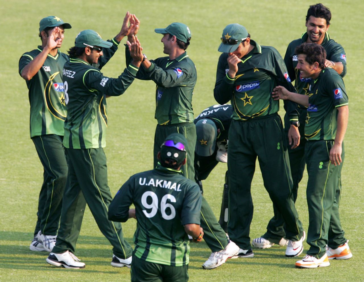 Pakistan get together after a wicket, Zimbabwe v Pakistan, 3rd ODI, Harare, September 14, 2011
