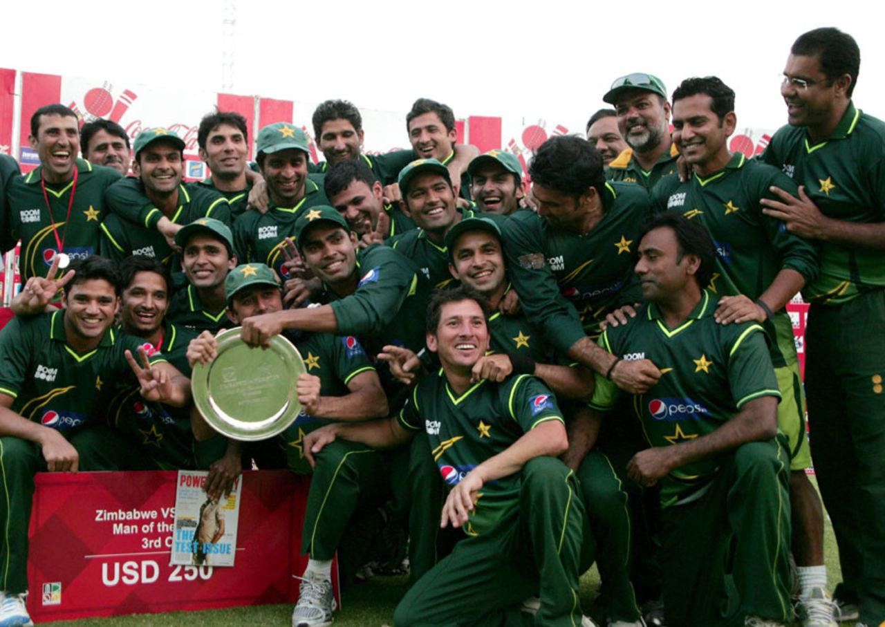 Pakistan with the trophy after their 3-0 series sweep, Zimbabwe v Pakistan, 3rd ODI, Harare, September 14, 2011