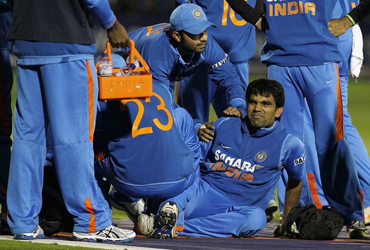 Munaf Patel in some discomfort, England v India, 5th ODI, Cardiff, September 16, 2011