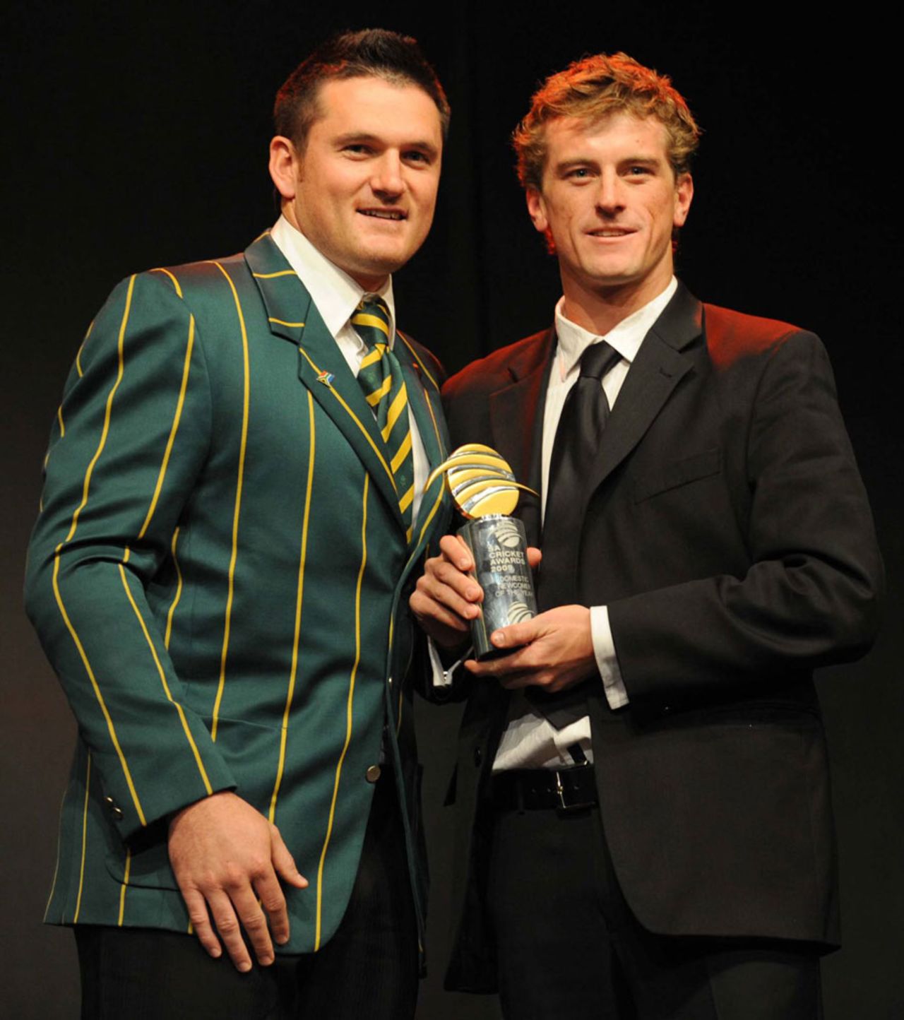 Dane Vilas receives the domestic newcomer of the year award from Graeme Smith, Johannesburg, June 30, 2009