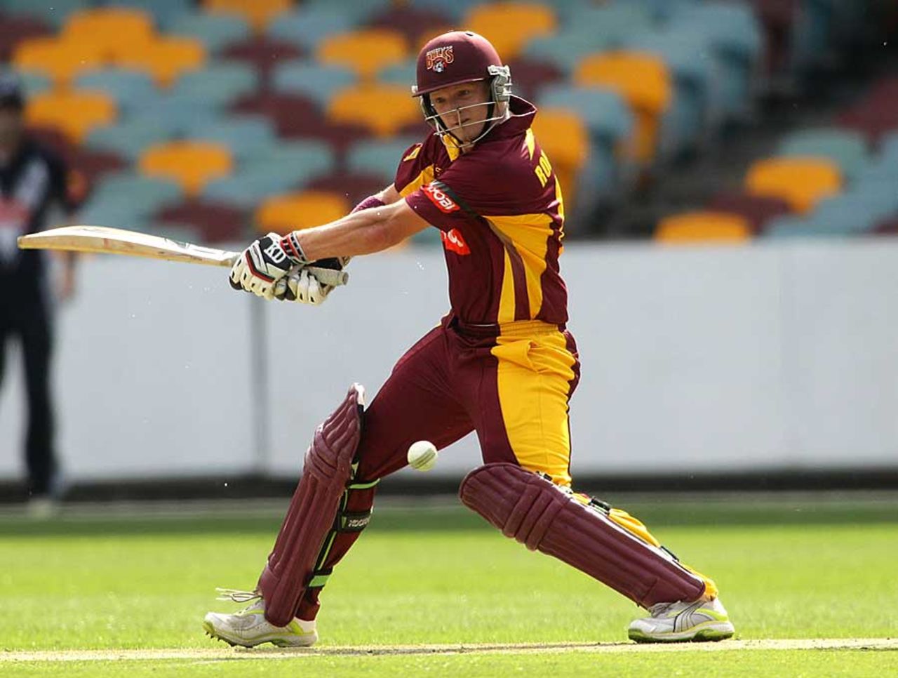Andrew Robinson slashes hard during his 66, Queensland v Victoria, Ryobi One-Day Cup, Brisbane