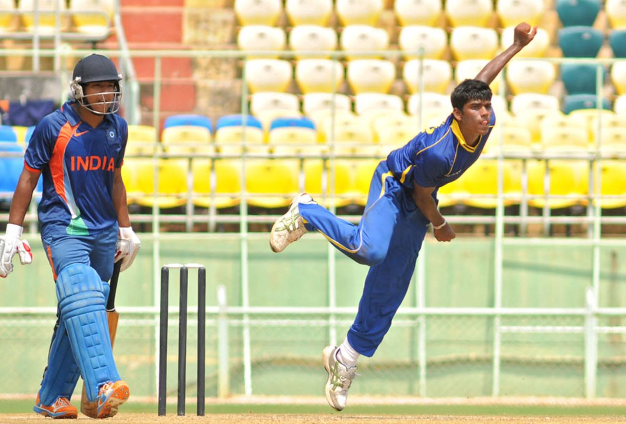 Lahiru Madushanka in his delivery stride, India U-19 v Sri Lanka U-19, final, Quadrangular series, Visakhapatnam, October 9, 2011