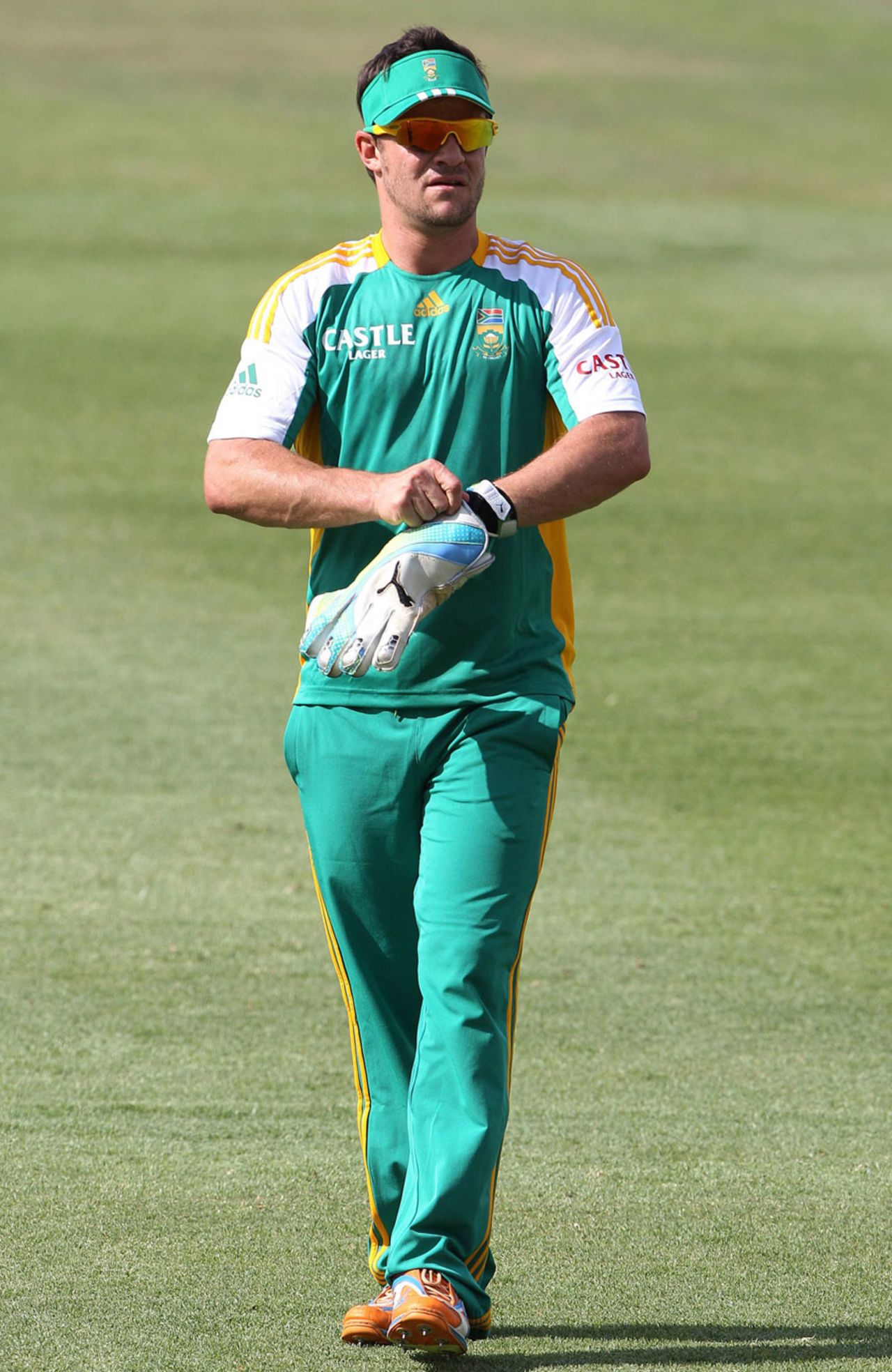 Heino Kuhn gets the wicketkeeping gloves on, Cape Town, October 10, 2011