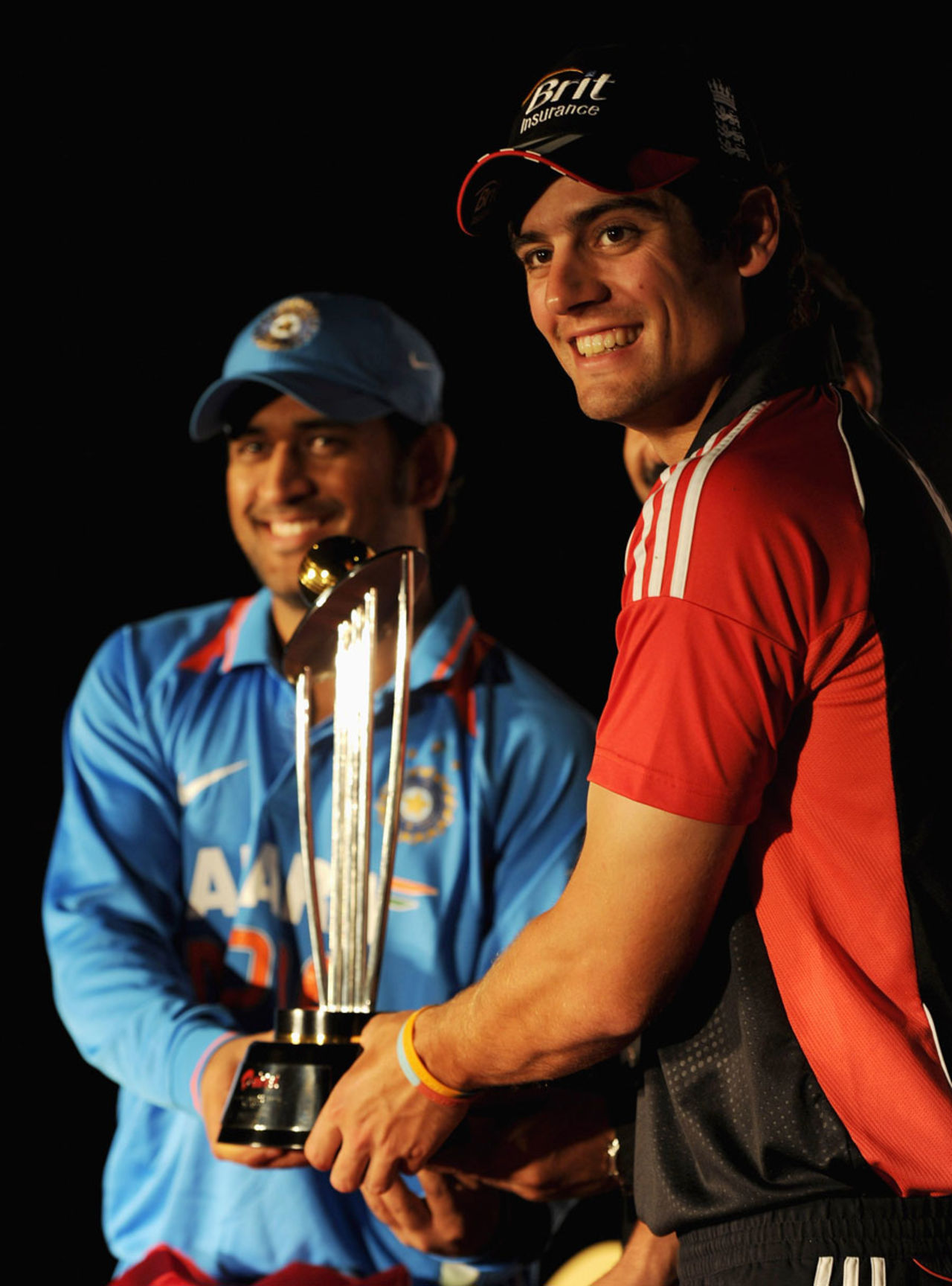 MS Dhoni and Alastair Cook with the series' trophy, Hyderabad, October 12, 2011