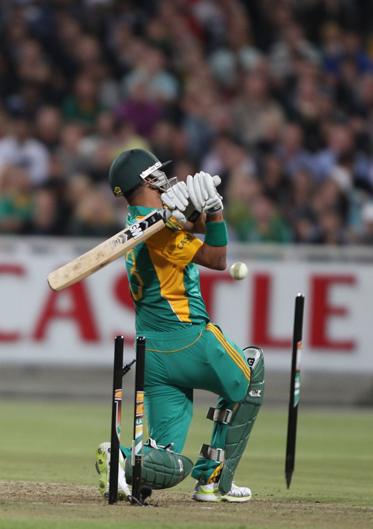 Shane Watson bowled a slogging Robin Peterson in the final over, South Africa v Australia, 1st Twenty20, Cape Town, October 13, 2011
