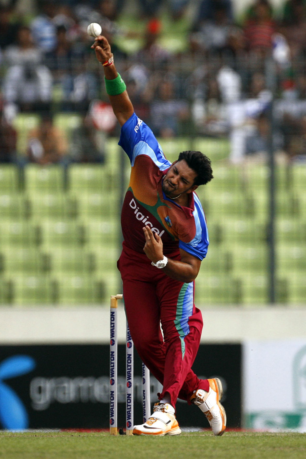 Ravi Rampaul in his delivery stride, Bangladesh v West Indies, 2nd ODI, Mirpur, October 15, 2011

