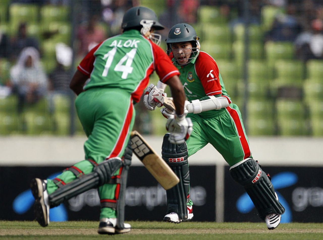 Alok Kapali and Mushfiqur Rahim take a run, Bangladesh v West Indies, 2nd ODI, Mirpur, October 15, 2011
