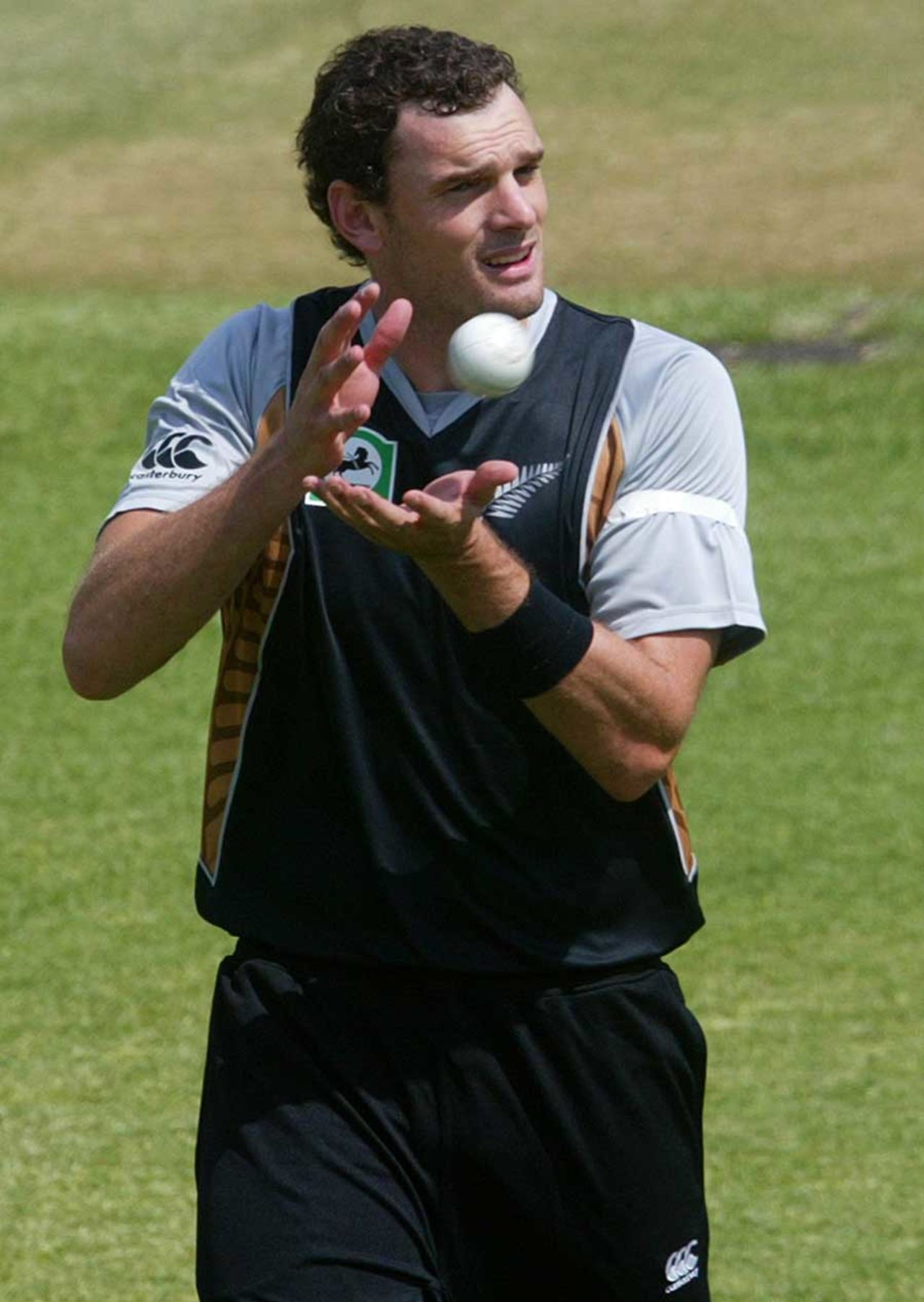 Kyle Mills dismissed the Zimbabwe openers, Zimbabwe v New Zealand, 1st Twenty20 international, Harare