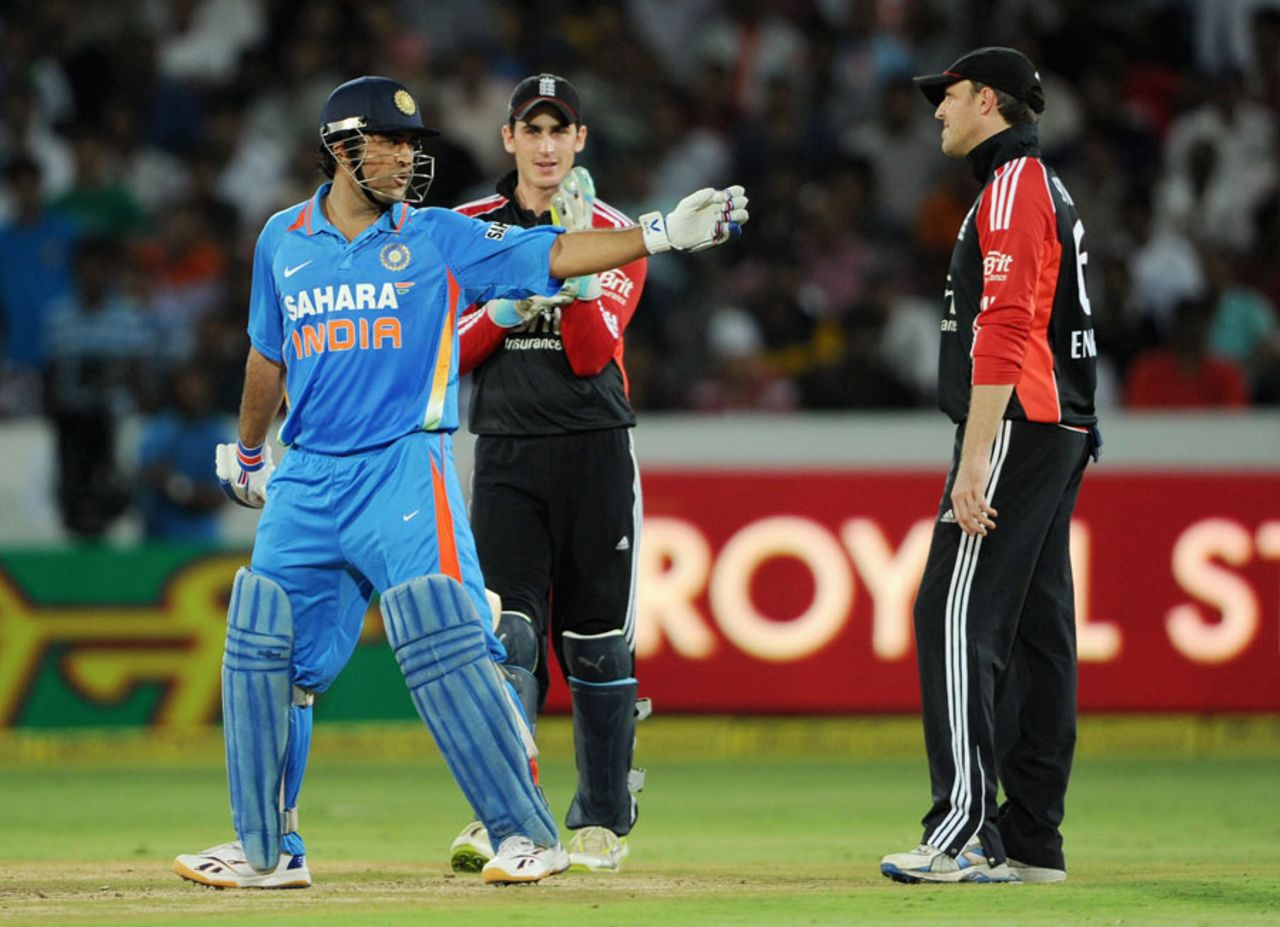 MS Dhoni talks to Graeme Swann while Craig Kieswetter looks on, India v England, 1st ODI, Hyderabad, October 14, 2011