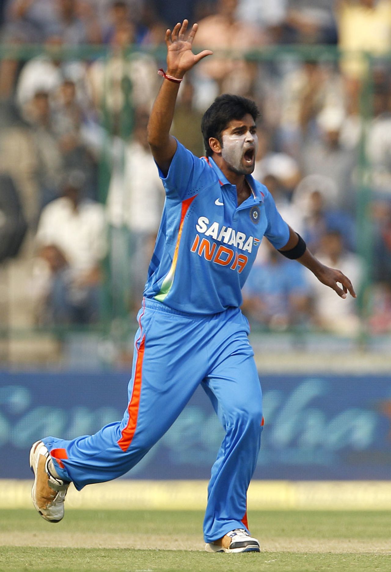 Vinay Kumar appeals for a wicket, India v England, 2nd ODI, Delhi, October 17 2011