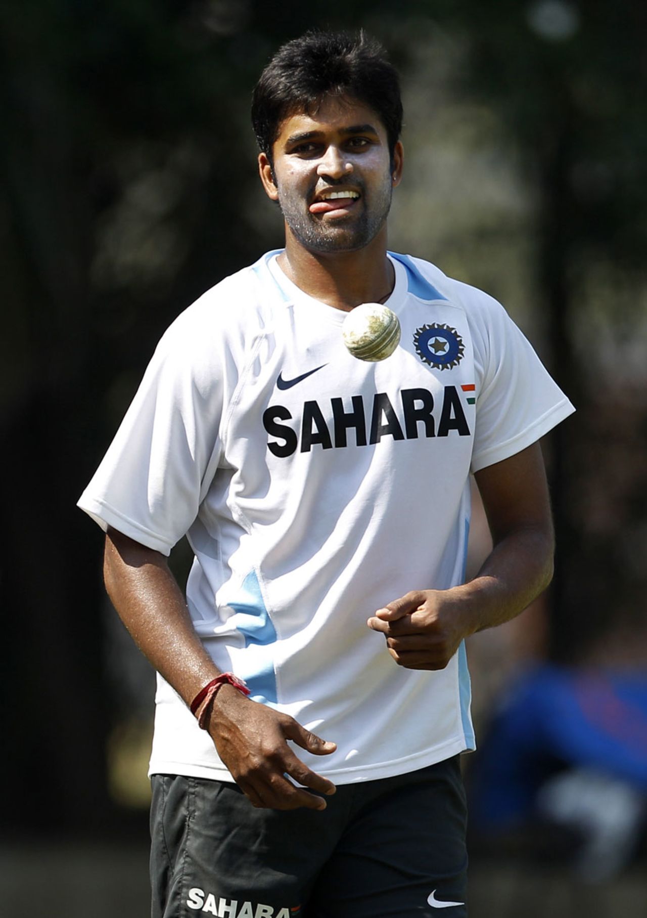Vinay Kumar trains ahead of the third ODI, Mohali, October 19, 2011