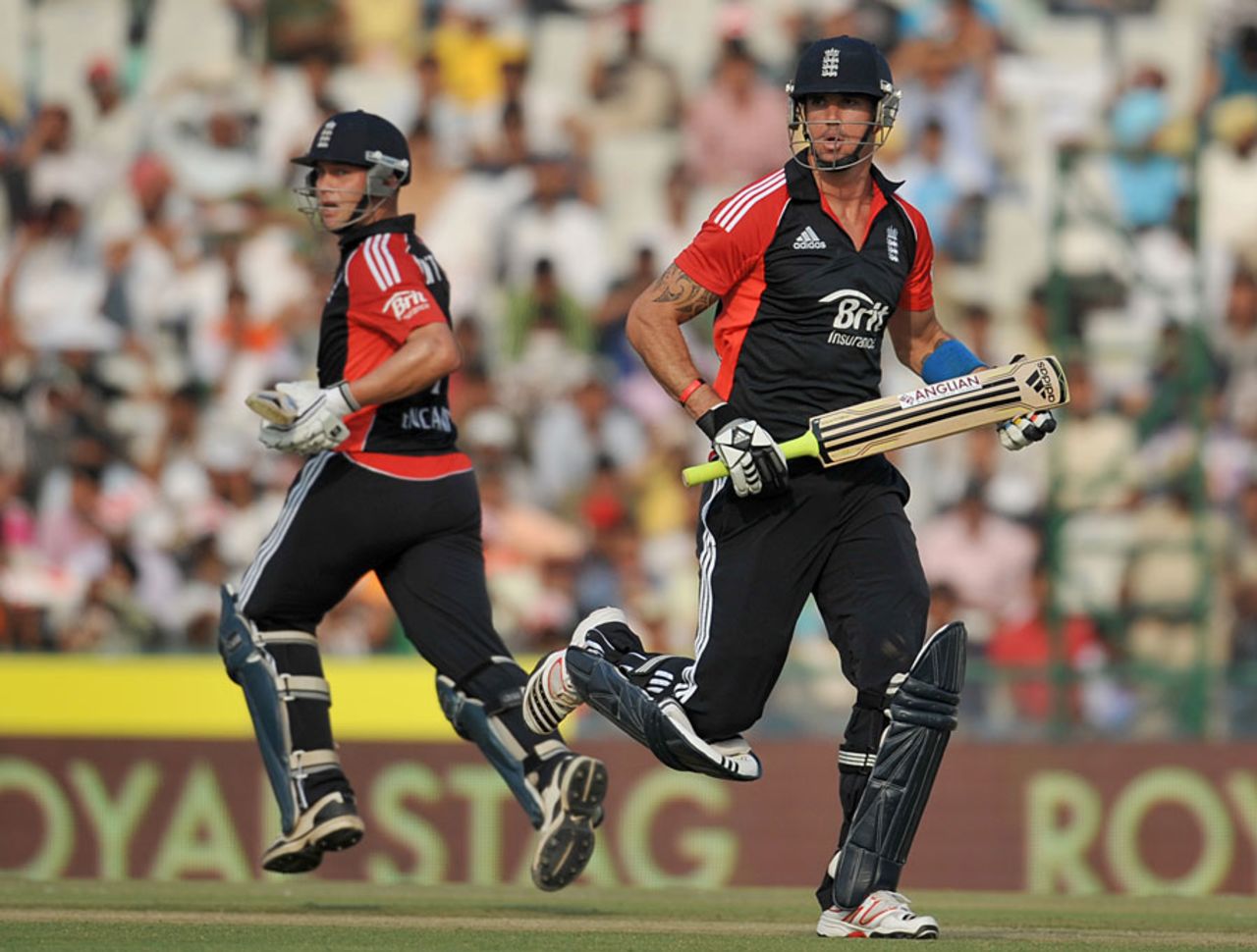 Kevin Pietersen and Jonathan Trott steadied England with a solid third-wicket stand, India v England, 3rd ODI, Mohali, October 20, 2011
