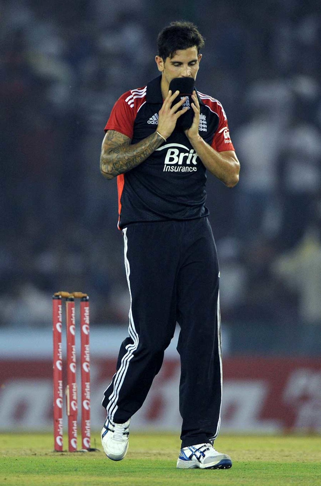 Jade Dernbach endured another difficult match, India v England, 3rd ODI, Mohali, October 20, 2011