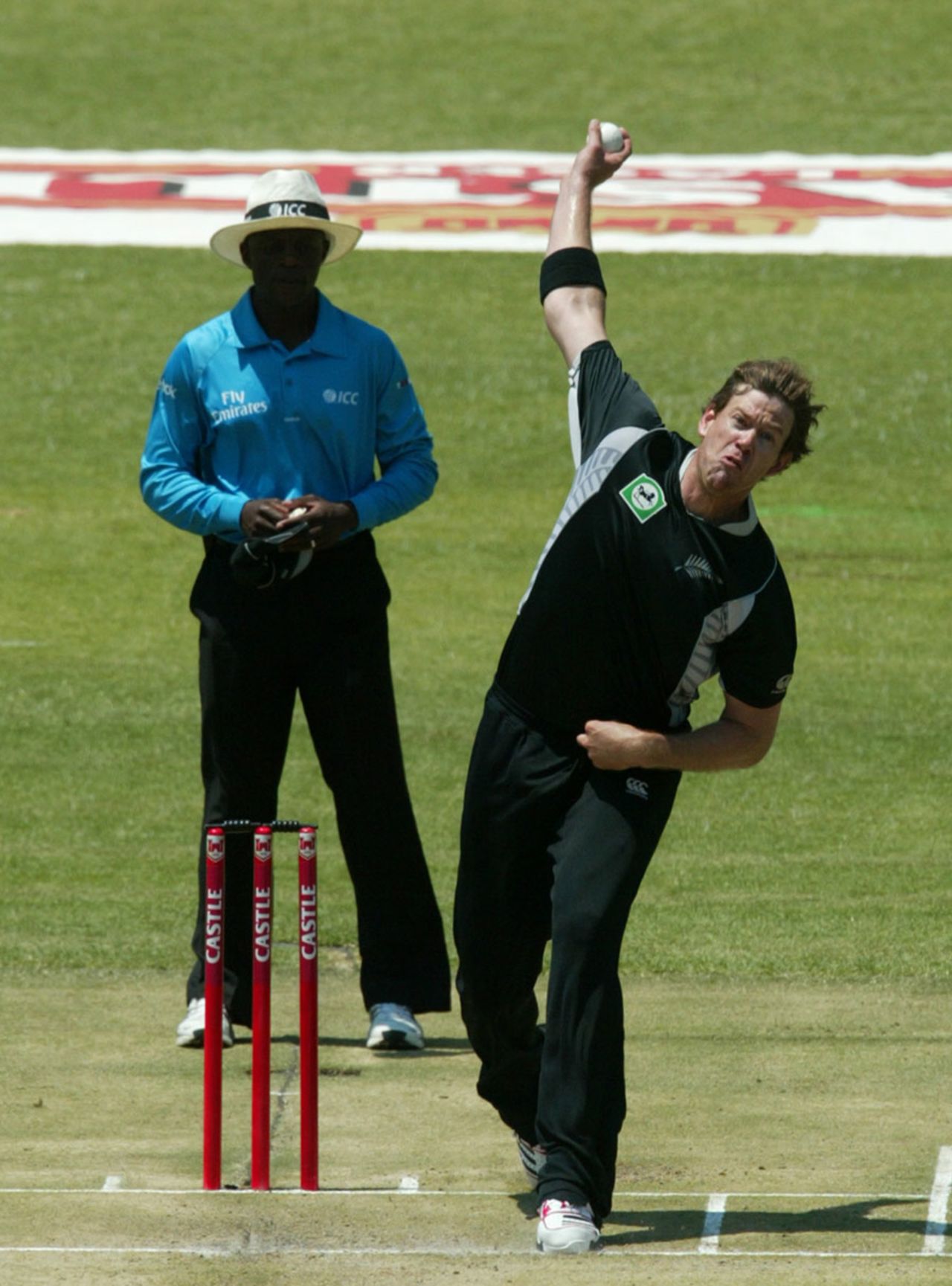 Jacob Oram in his delivery stride, Zimbabwe v New Zealand, 2nd ODI, Harare, October 22, 2011 