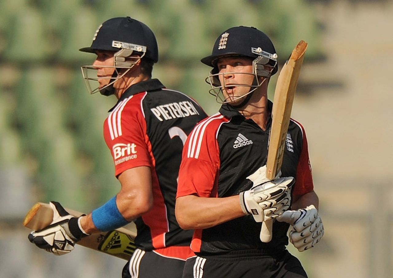 Kevin Pietersen and Jonathan Trott added 73 for the third wicket, India v England, 4th ODI, Mumbai, October 23, 2011