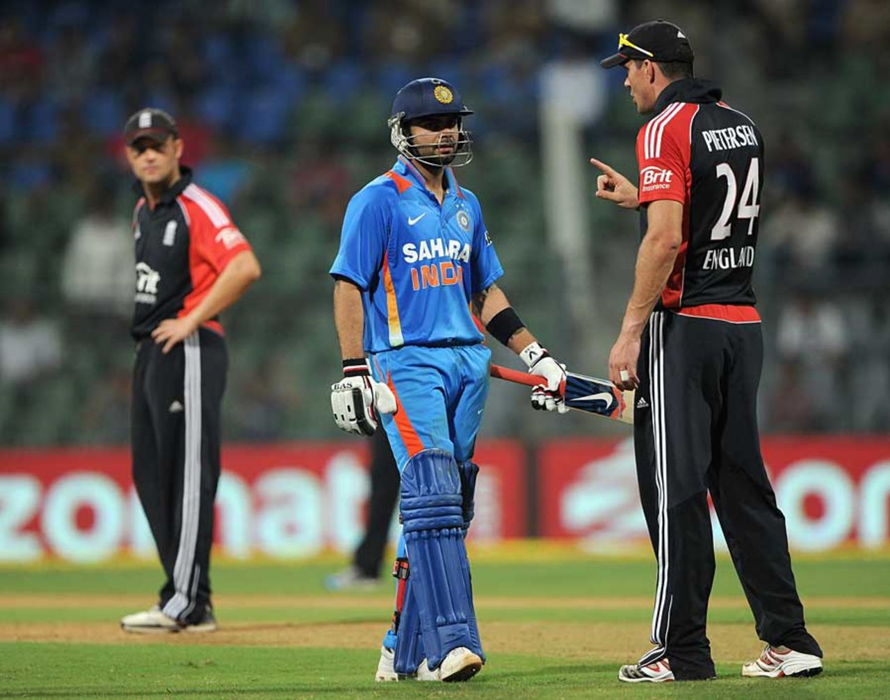 Kevin Pietersen has a word with Virat Kohli, India v England, 4th ODI, Mumbai, October 23, 2011